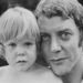 Donald Sutherland 1970-ben, kisfiával, Kieferrel. Igen, Kiefer Sutherlanddel, azaz Jack Bauerrel