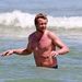 Simon Baker, a Mentalista a Bondi Beach nevű ausztrál strandon haverokkal
