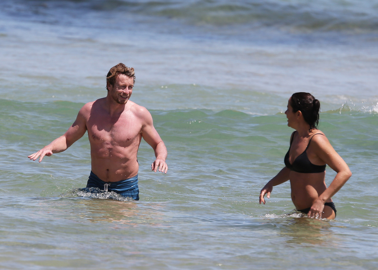 Simon Baker, a Mentalista és a felesége, Rebecca Rigg a Bondi Beach nevű ausztrál strandon haverokkal