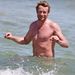 Simon Baker, a Mentalista a Bondi Beach nevű ausztrál strandon haverokkal
