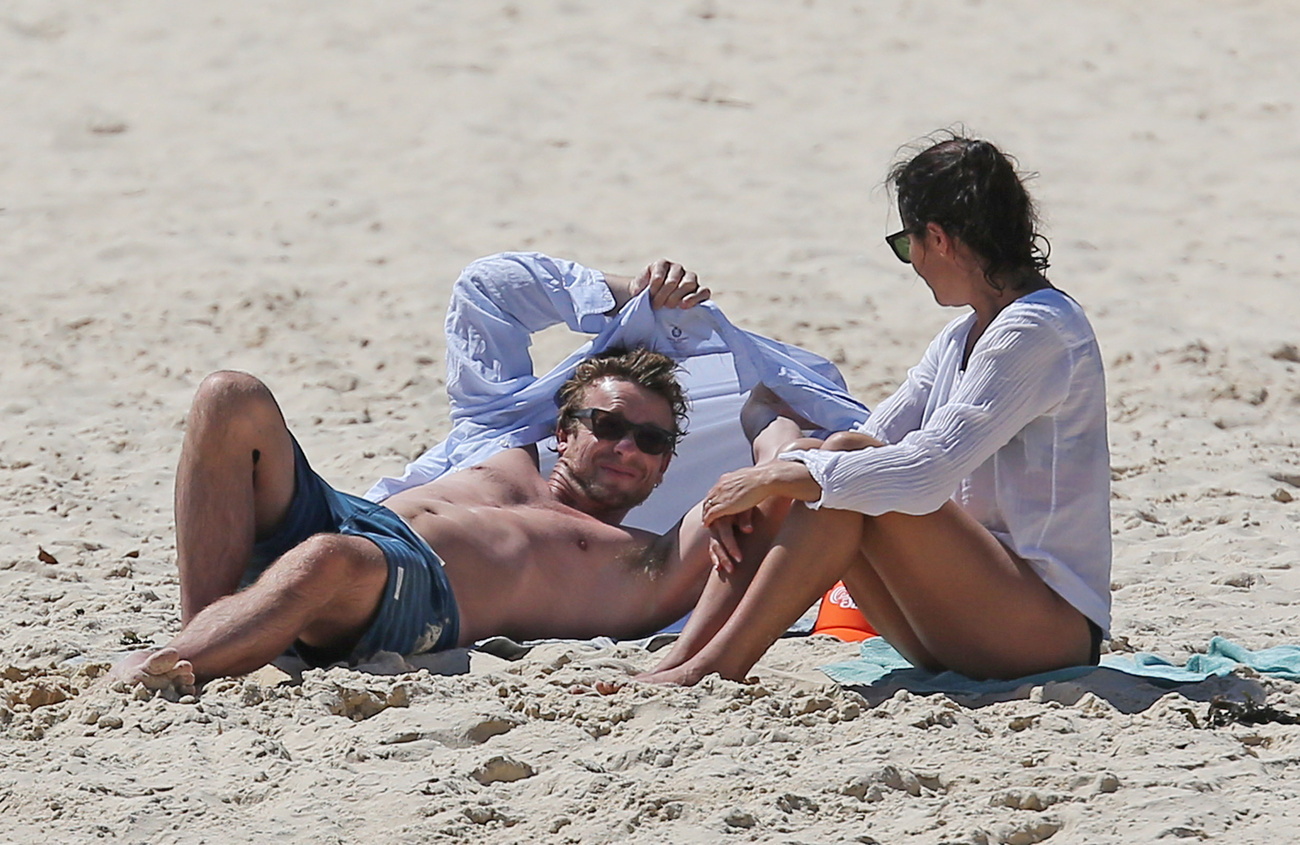 Simon Baker, a Mentalista és a felesége, Rebecca Rigg a Bondi Beach nevű ausztrál strandon haverokkal