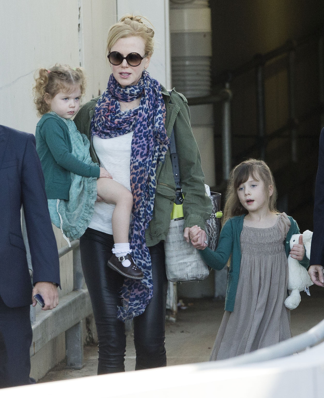 Nicole Kidman lányaival,  Sunday Rose-zal és Faith Margarettel száll be az autóba.