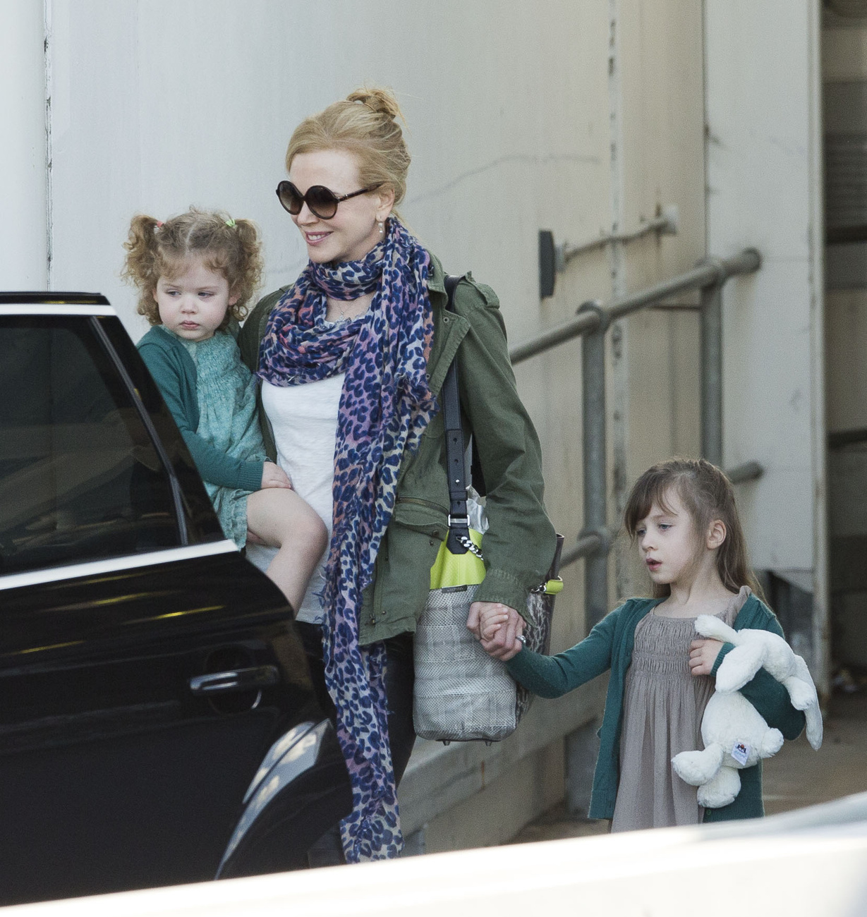 Nicole Kidman lányaival,  Sunday Rose-zal és Faith Margarettel száll be az autóba.