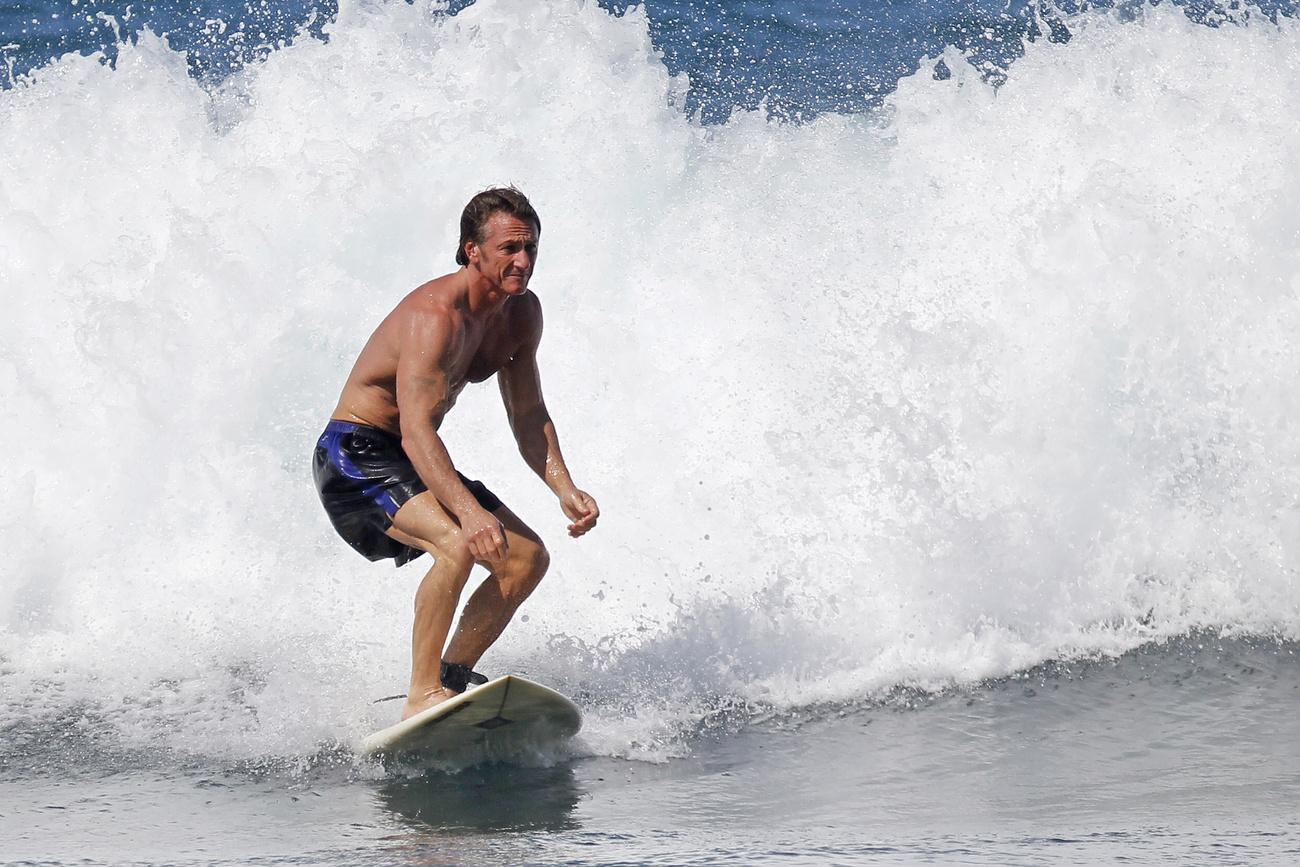 Sean Penn Hawaii-on lovagolja meg a hullámokat