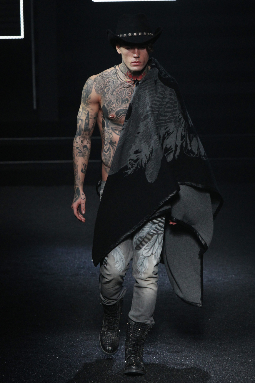 Philipp Plein felült a műbikára a divatbemutató utáni afterpartin