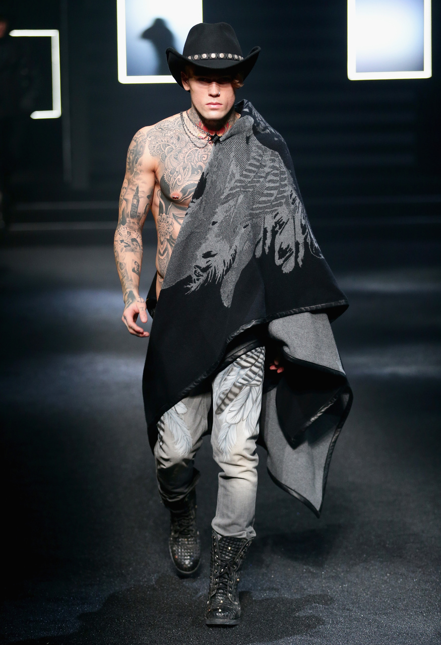 Philipp Plein felült a műbikára a divatbemutató utáni afterpartin