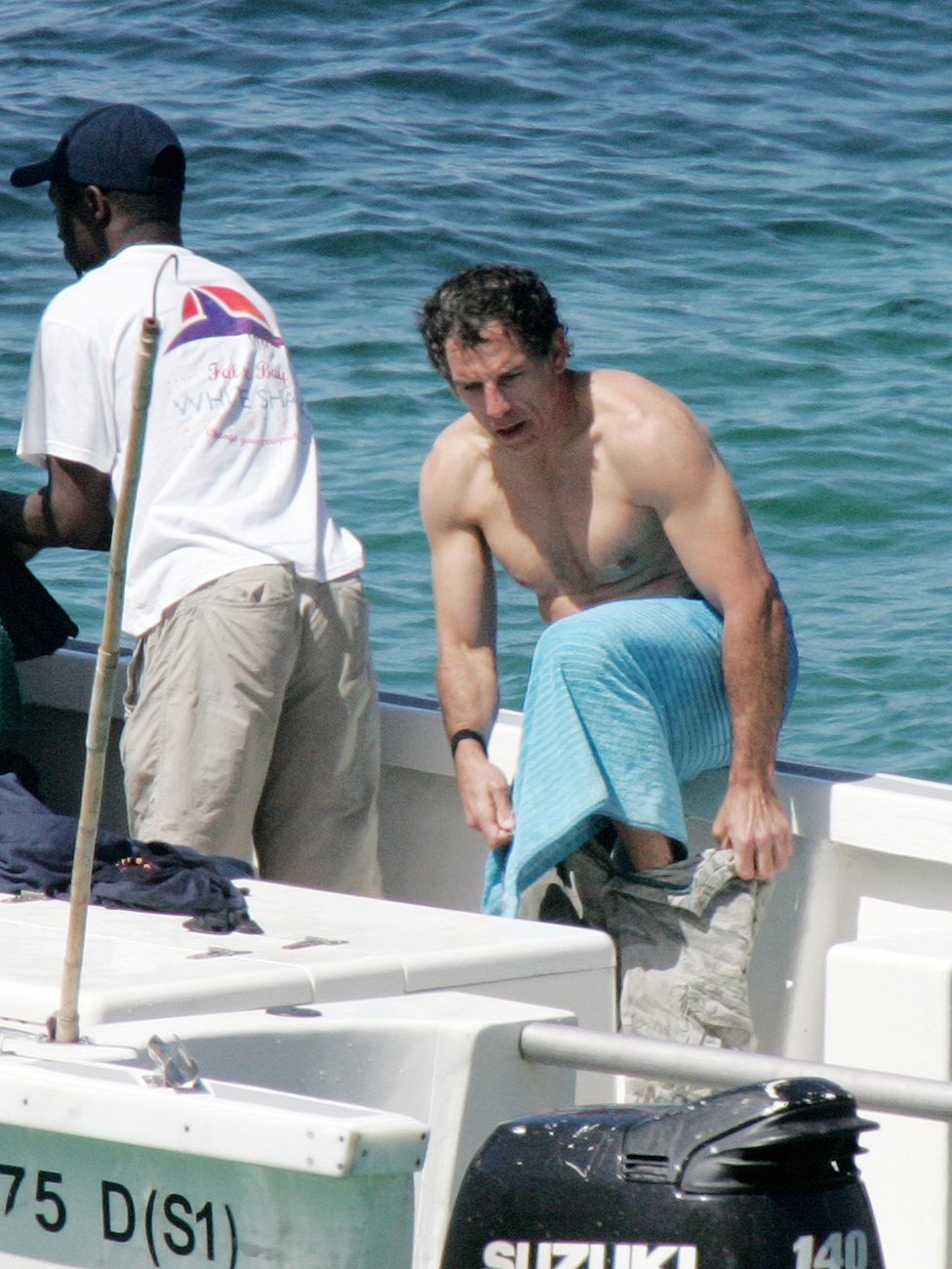 Ben Stiller búvárkodni volt, éppen átöltözik a hajón