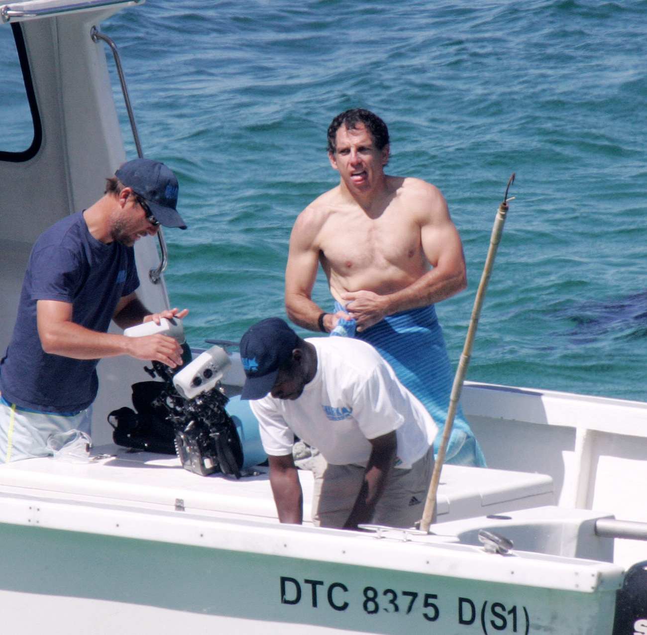 Ben Stiller búvárkodni volt, éppen átöltözik a hajón