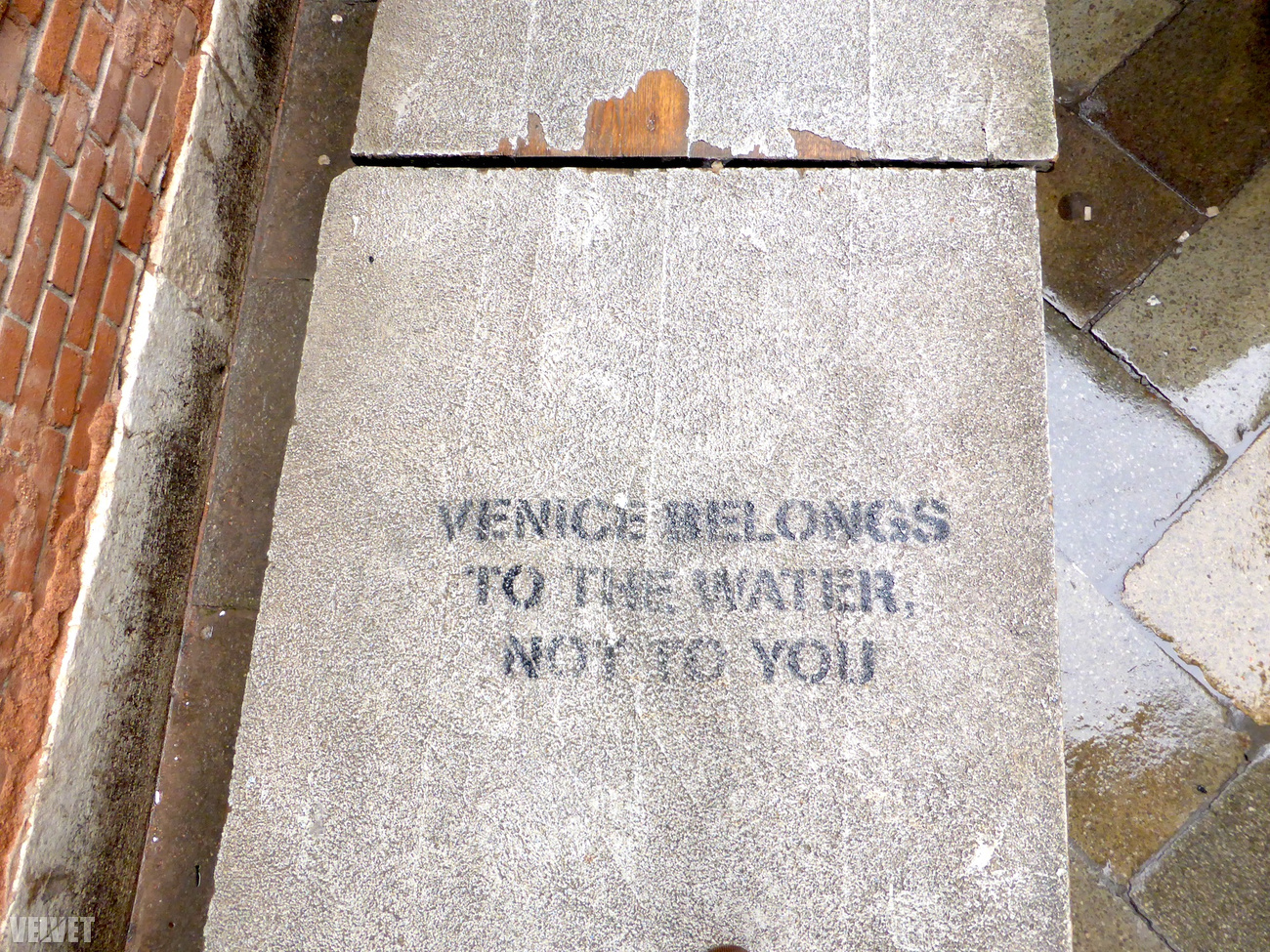 Az egyik járólap felirata: „Velence a vízé, nem a tiéd”