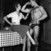 Jack Delinger, a Mr. America cím győztese 1956-ban egy hölgynek mutogatja a muszklijait