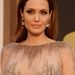 Angelina Jolie ruhájának szabása csaknem a végletekig hangsúlyozta a színésznő jelentős mellméretét