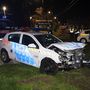 Rendőrautó és személyautó balesetezett hétfőn este Budapesten.