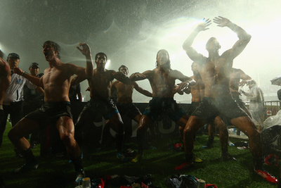 Egyébként így szokott kinézni a haka: meccs előtt és szárazon. Ezek a fotók Wellingtonban készültek, február 8-án