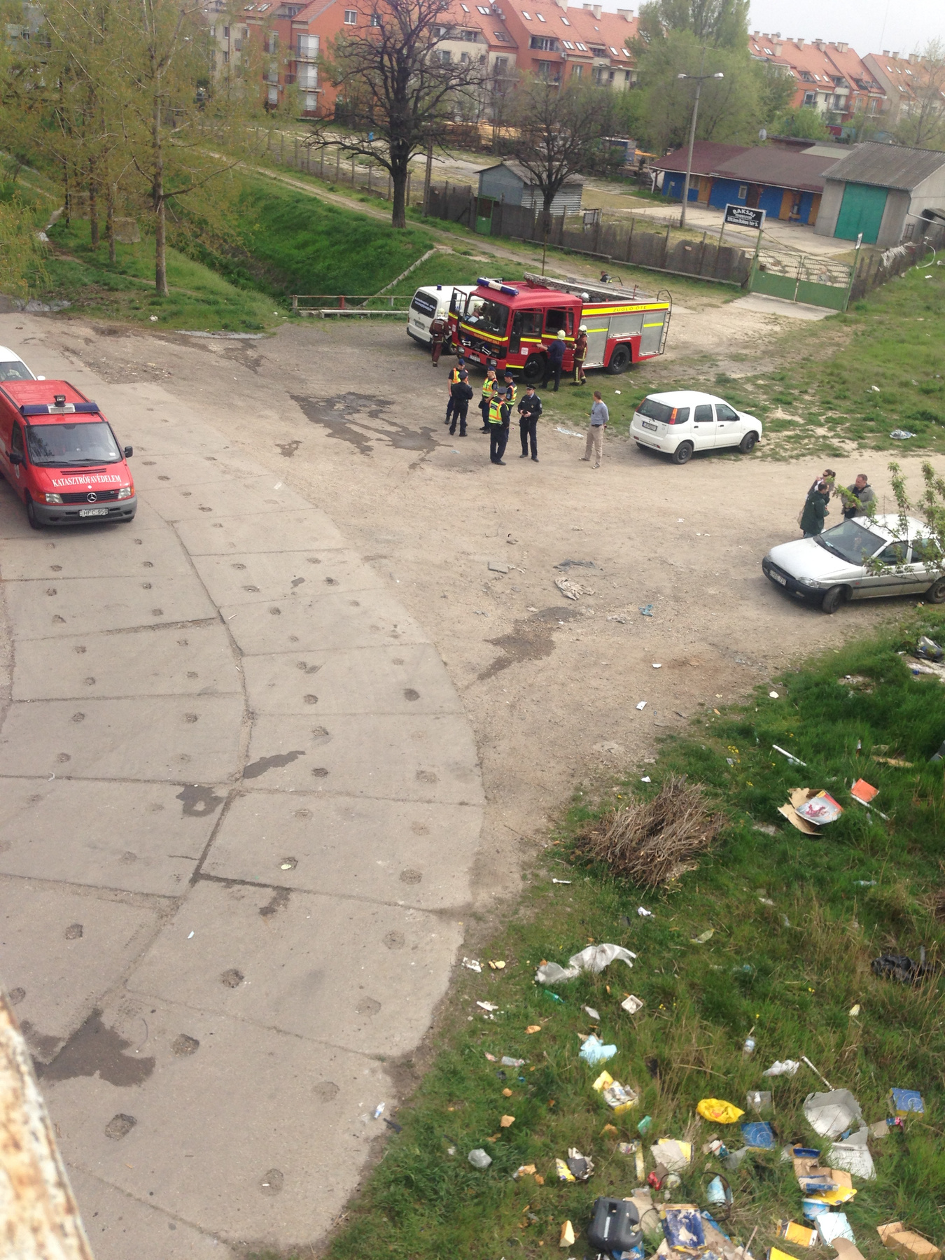A Komáromi utca környékén égett a hulladék.