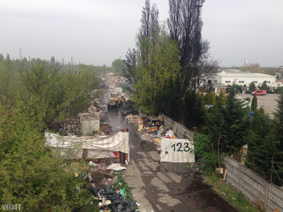 A Komáromi utca környékén égett a hulladék.