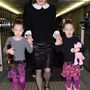 Lisa-Marie Presley a tokiói Narita repülőtéren két kisebb lányával, 