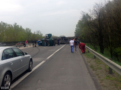 Kollégánk helyszíni képei az M1-es Budapest felé vezető oldalán, a 46. kilométerkőnél történt balesetről