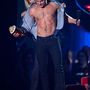Zac Efron díjat kapott, Rita Ora vetkőzteti