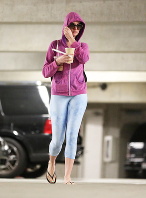 Anne Hathaway április 18-án, edzőteremből távozáskor