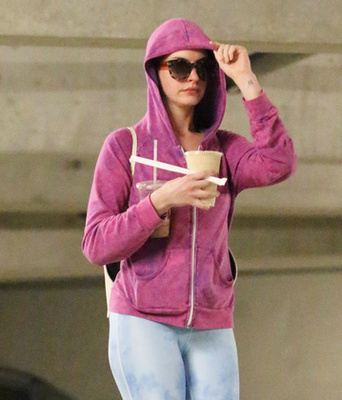 Anne Hathaway április 18-án, edzőteremből távozáskor
