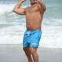 Joe Gorga dobálózik egyet a strandon