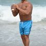 Joe Gorga dobálózik egyet a strandon