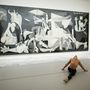 Josué Ullate a madridi Reina Sofia múzeumban Picasso Guernica című festménye előtt táncol