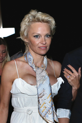 Pamela Anderson és a mellbimbó bulikázni mentek.
