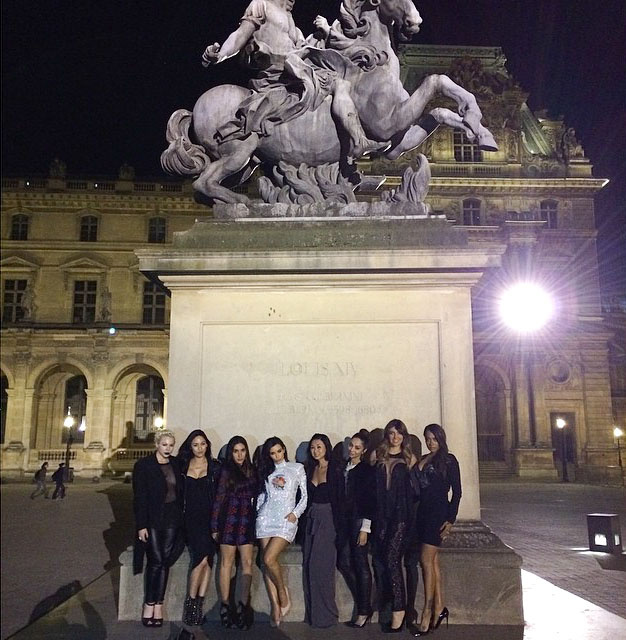 Csodás szettek a Louvre előtt