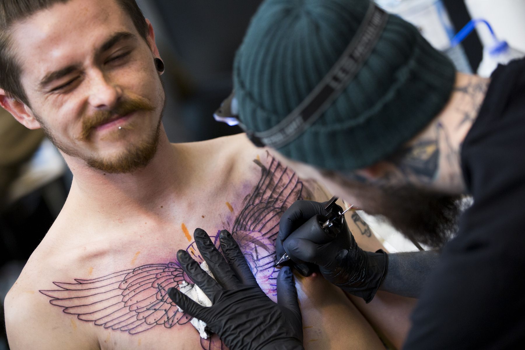 Dolgoznak a tetoválóművészek