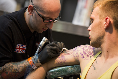 Dolgoznak a tetoválóművészek
