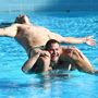 Greg Bird és Trent Merrin hülyéskedik a medencében