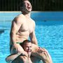 Greg Bird és Trent Merrin hülyéskedik a medencében