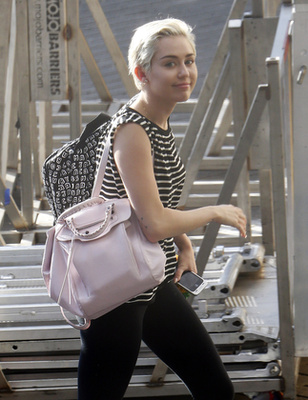 Miley Cyrus Amszterdamban, a saját fellépésére siet június 22-én.