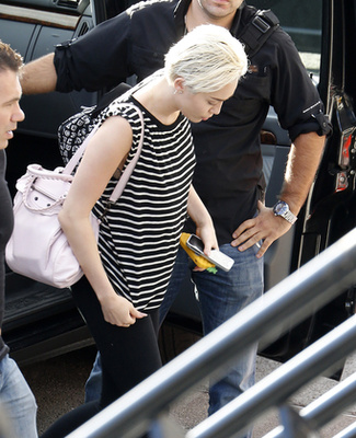 Miley Cyrus Amszterdamban, a saját fellépésére siet június 22-én.