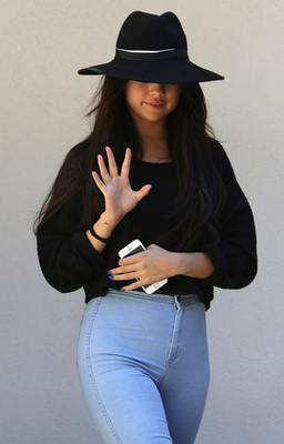 Selena Gomez tevepatát mutatott Hollywoodban, 2014 júniusának legutolsó napján