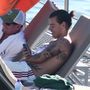 Harry Styles a teraszon ejtőzik a Comói-tó partján