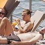 Harry Styles a teraszon ejtőzik a Comói-tó partján