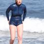 Lindsay Lohan sminkben és egy Cynthia Rowley úszómezben lóg a strandon.