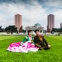 Egy ifjú pár az esküvő után fényképezkedik Phenjanban