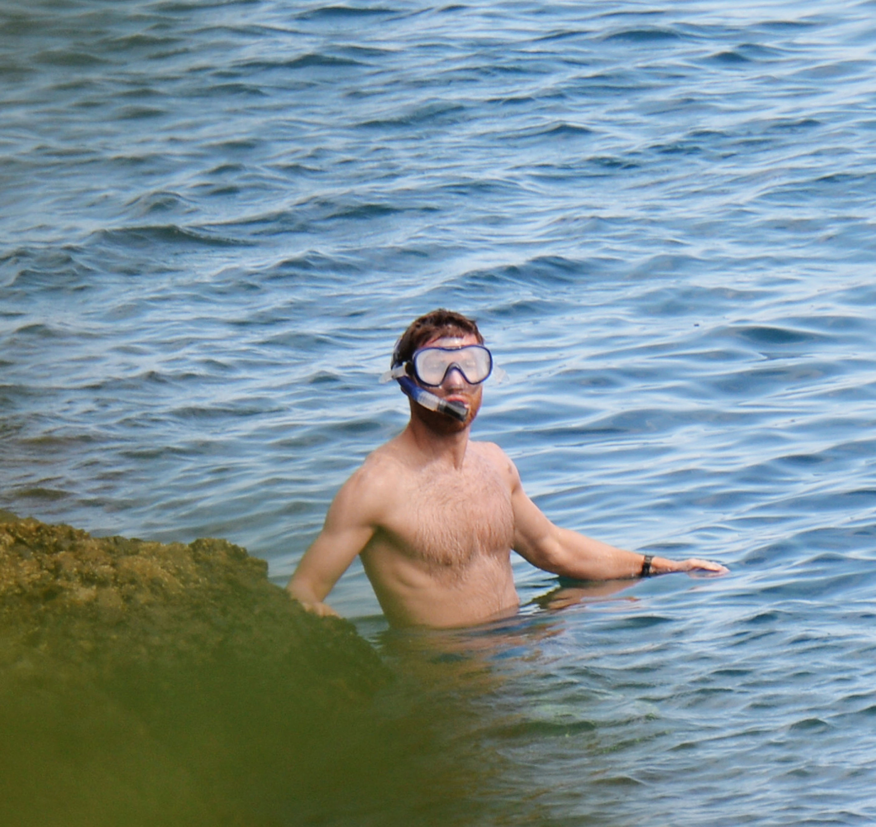 Alonso a medence szélén könyököl