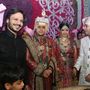 5. Középen Mayank Bajaj és Isha Kapoor, akik június 21-én házasodtak össze Új-Delhiben. A milliomoscsemete vőlegény luxuslagziján rengeteg helyi híresség megjelent