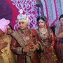 A vőlegény milliomos szülei az ifjú párral – az édesapa, Rajesh Bajaj egy nagy cégcsoport tulajdonosa
