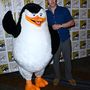 A mindig elegáns Benedict Cumberbatch és a Madagaszkár pingvinjei közül az egyik pingvin