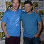 Benedict Cumberbatch lecserélte az inget egy Pink Floyd-pólóra és Any Serkisszel pózol. Vagyis egymás mellett áll Sherlock Holmes, Smaug a Hobbitból, Khan a Star Trekből és Gollam a Gyűrük urából, King Kong, valamint Caesar A majmok bolygójából 