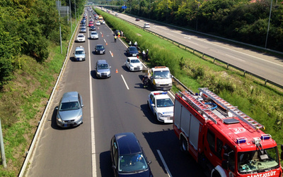 Három autó összeütközött az M7-es autópálya 15. kilométerénél, a Balaton felé tartó sávban.