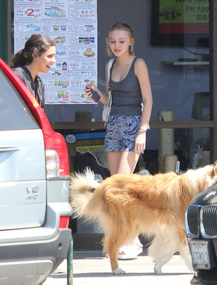 Lily Rose Deppet látják a képen, Johnny Depp és Vanessa Paradis lányát. Tizenöt éves.