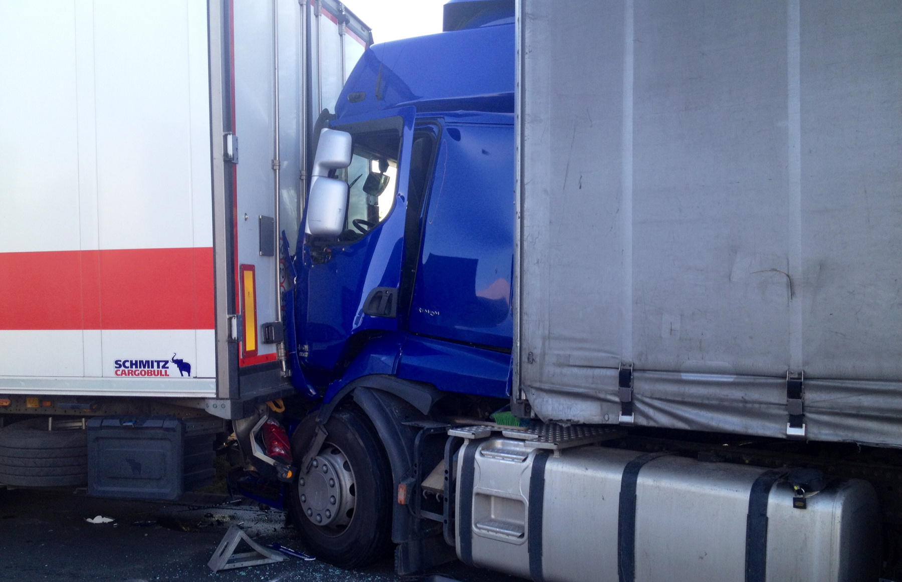 A magyar kamion egy orosz és egy lengyel kamion közé ékelődött, a magyar sofőr súlyosan megsérült.