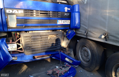A magyar kamion egy orosz és egy lengyel kamion közé ékelődött, a magyar sofőr súlyosan megsérült.