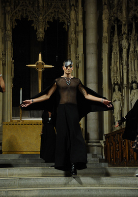 Adrian Alicea divatbemutatója a New York-i divathéten a Riverside Church nevű templomban